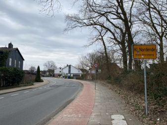 Gehweg und Radweg am Klein Nordender Ortseingang aus Richtung Elmshorn.